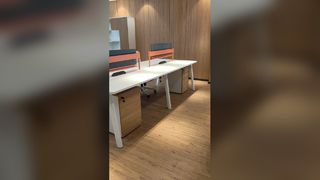 4인 팀을 위한 미니멀한 책상